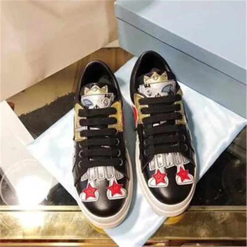 Наклейки с персонажами из мультфильмов, кроссовки с круглым носком из натуральной кожи, женская обувь, модная сетчатая обувь со шнуровкой на рифленой подошве, милые повседневные кроссовки