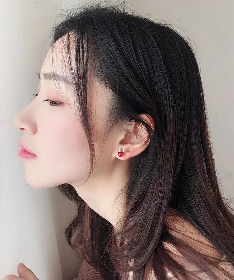 Серьги-гвоздики с оленем и гранатом ITSMOS милые серьги из серебра 925 пробы