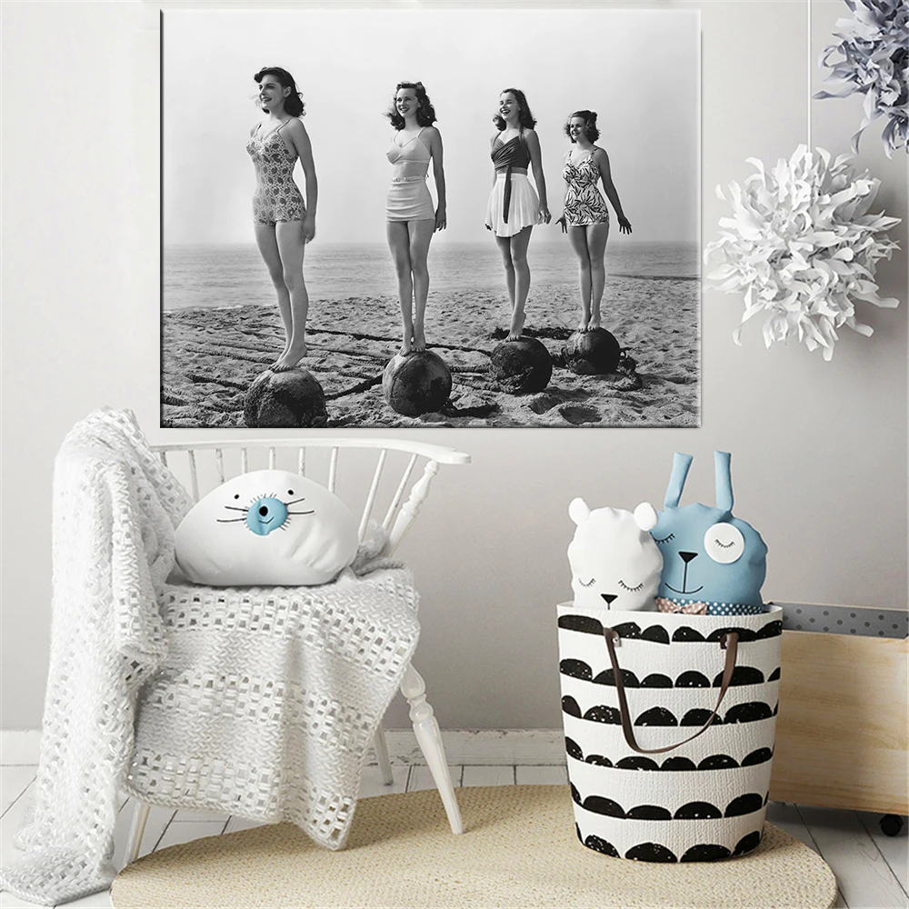 

Seaside Women Bikini Figure Poster Painting Retro Wall Art Women Canvas Painting For Living Room Home Decoration Wall Artwork