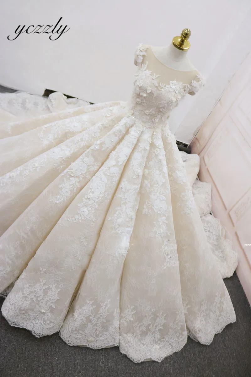 Рисунок 4 - Роскошное бальное платье с рукавами-крылышками