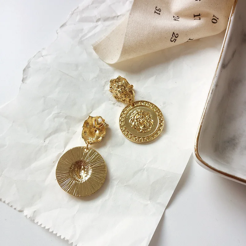 Женские серьги Клипсы из сплава с тотемом львом непробивные круглые золотого