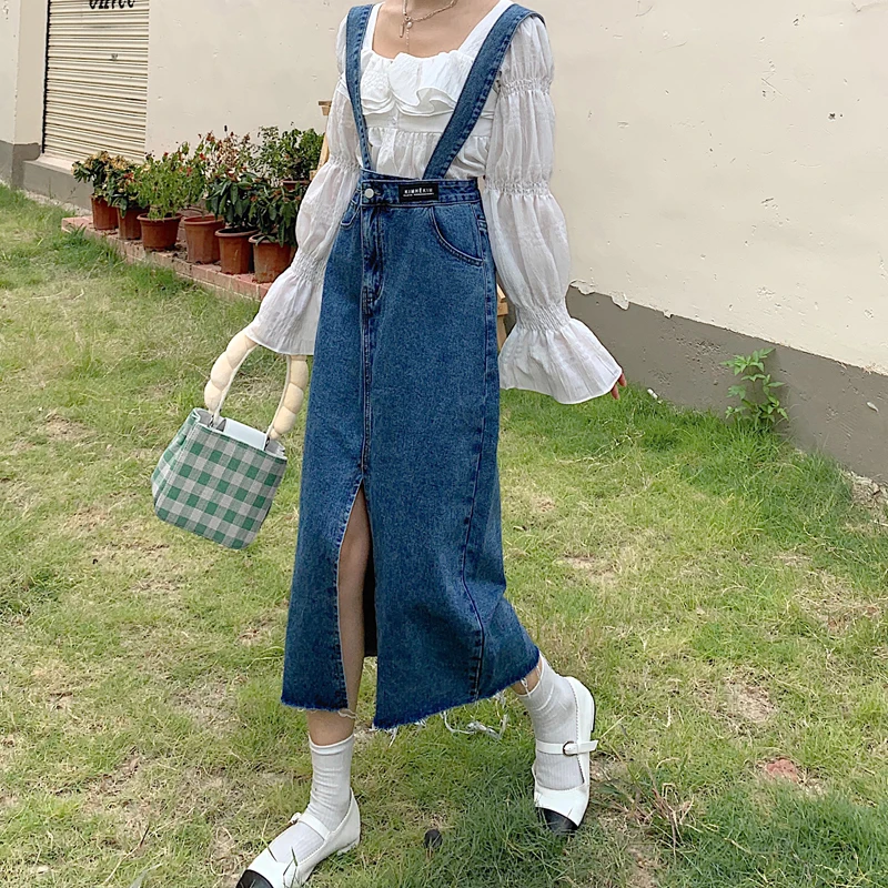 

Женская длинная юбка с завышенной талией и неравномерным разрезом