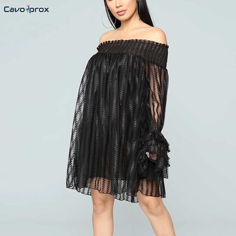 Женское кружевное мини-платье выше колена с открытыми плечами и длинным рукавом