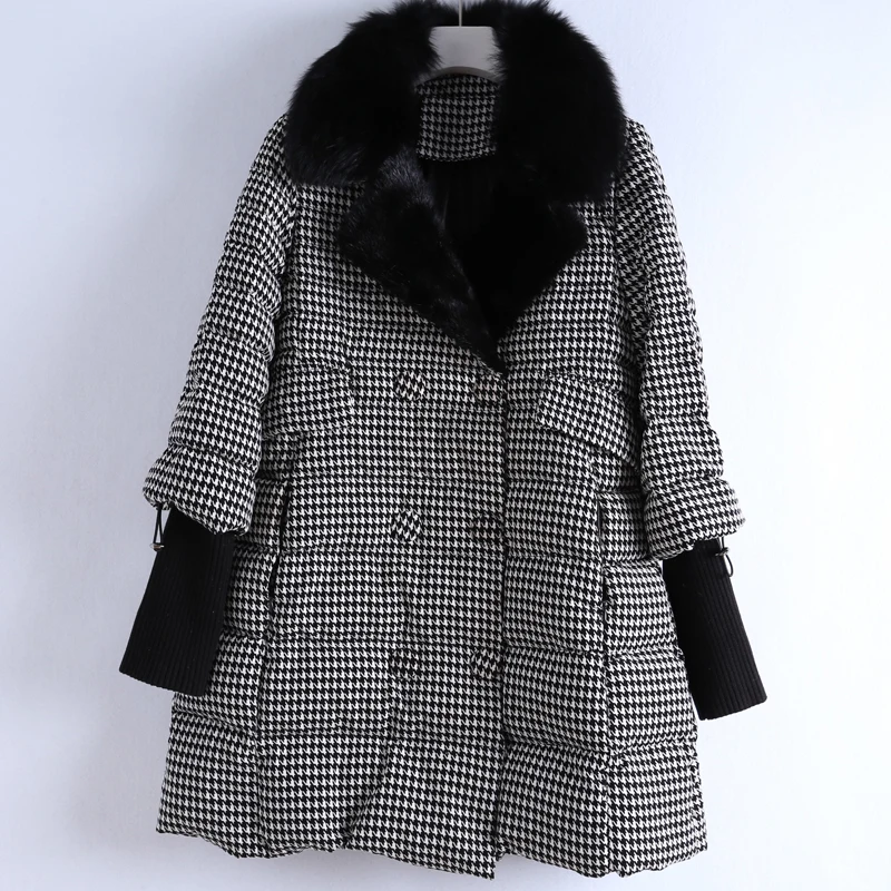 Клетчатый пуховик зимний теплый средней длины с воротником из лисьего меха