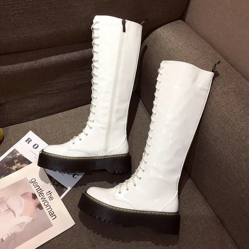 Женские высокие сапоги до колена с круглым носком; ботинки «Martens» в байкерском стиле; обувь для верховой езды на шнуровке; обувь на платформе с боковой молнией; Повседневная шикарная зимняя обувь; большие размеры