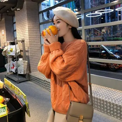 Осенне зимний плотный свитер карамельного цвета в ленивом стиле женский