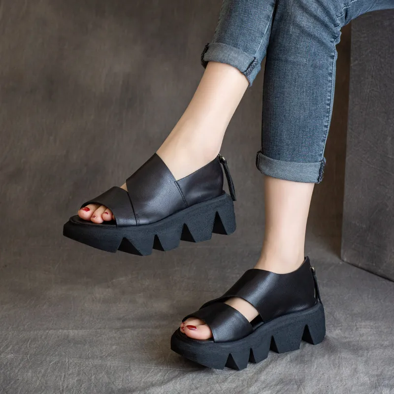 Женские кожаные сандалии черные повседневные летние туфли на танкетке с