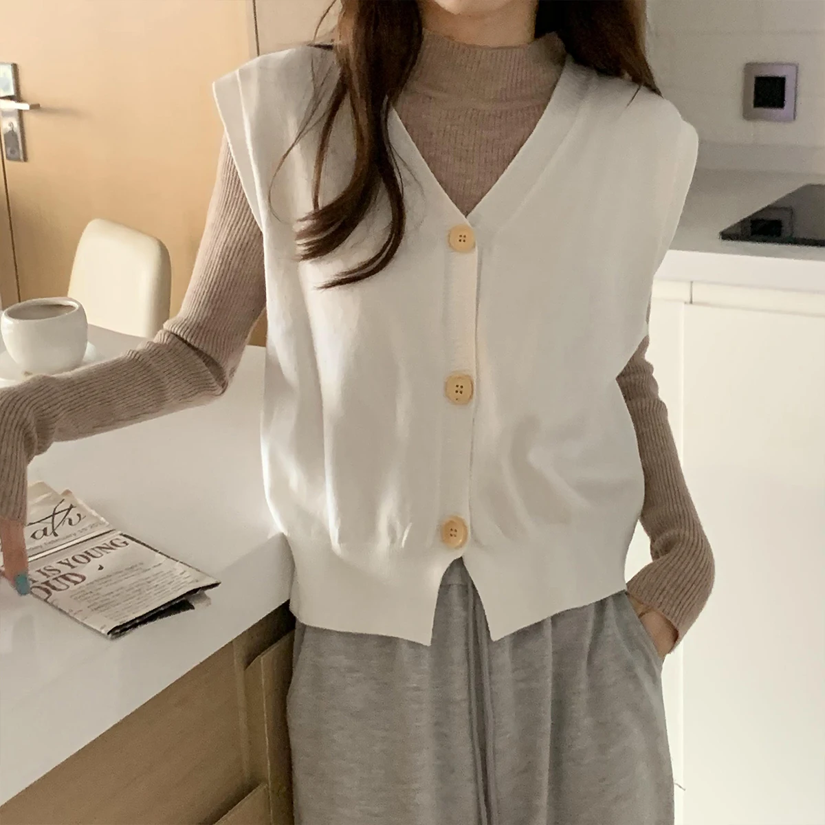 

Autumn Sleeveless Sweater Women Fashion Sweet Solid Color V Neck Knitted Loose Thin Vest Single-Breasted Sweater Veat
