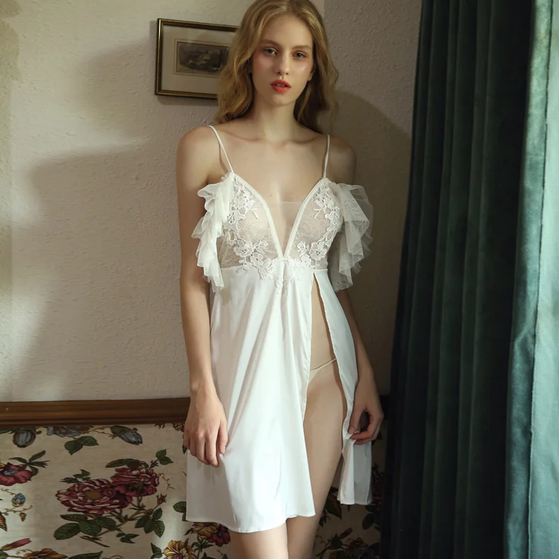 Женская ночная рубашка с открытыми плечами белая шелковая пикантная атласная