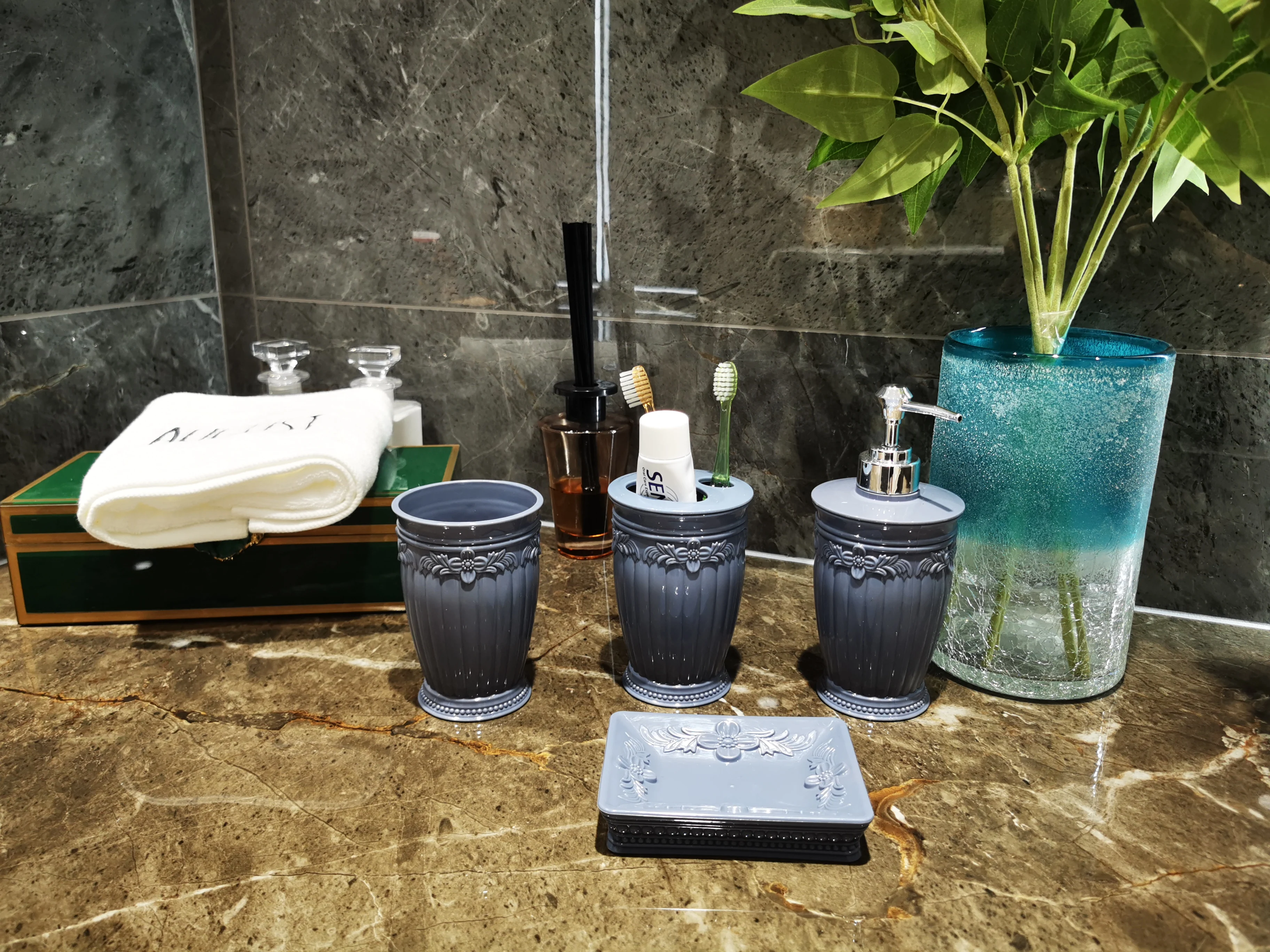 Основные сведения об устройстве 4 х частей Аксессуары для ванной комнаты Набор