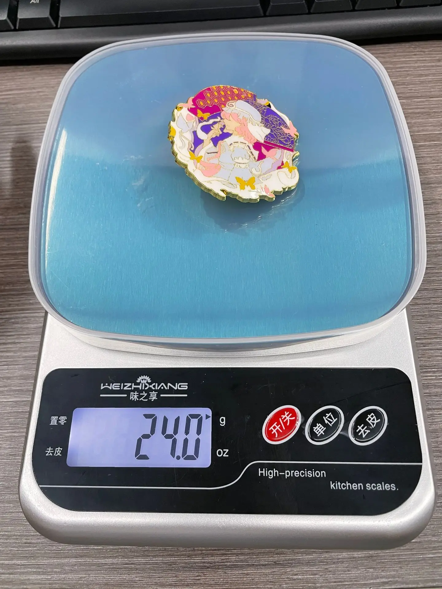 Товар: Значок-брошь из металла для косплея Touhou Project, изображающий священницу храма Ремилию Скарлет и Исайо Сакую.