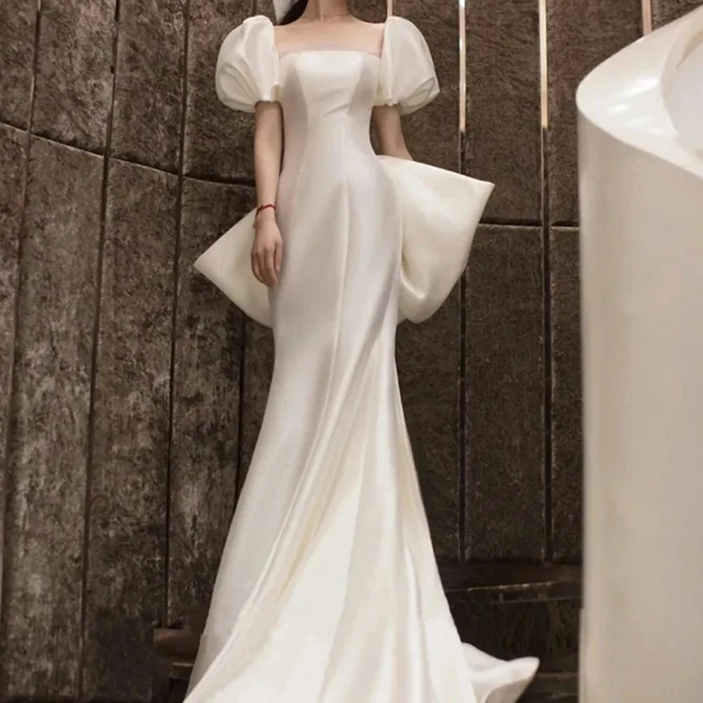 

2021 New Design Simple Sheath Square Neck Satin Lantern Sleeve Backless Bowtie Sweep Train Wedding Gown Wedding Dress Bride Robe