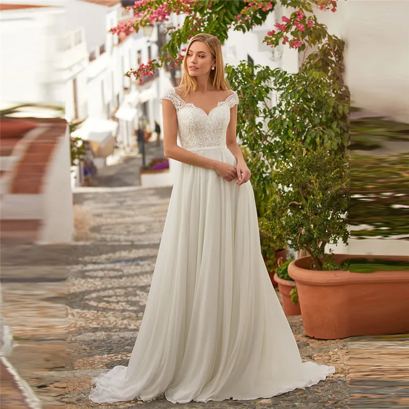 

Шифоновое платье с коротким рукавом, кружевной аппликацией и пуговицами на спине