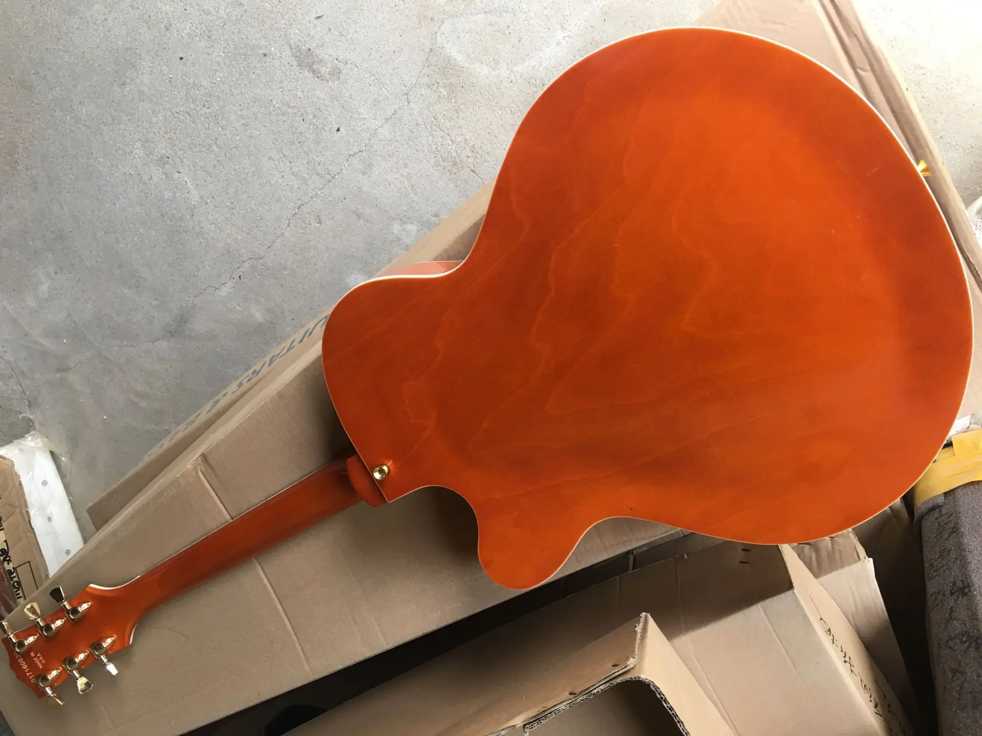 Bestellen Freies Verschiffen Chinesische Factory Custom Neue Orange Sunburst Hohl Körper Maple TOP Doppel F Loch Jazz Elektrische Gitarre 915