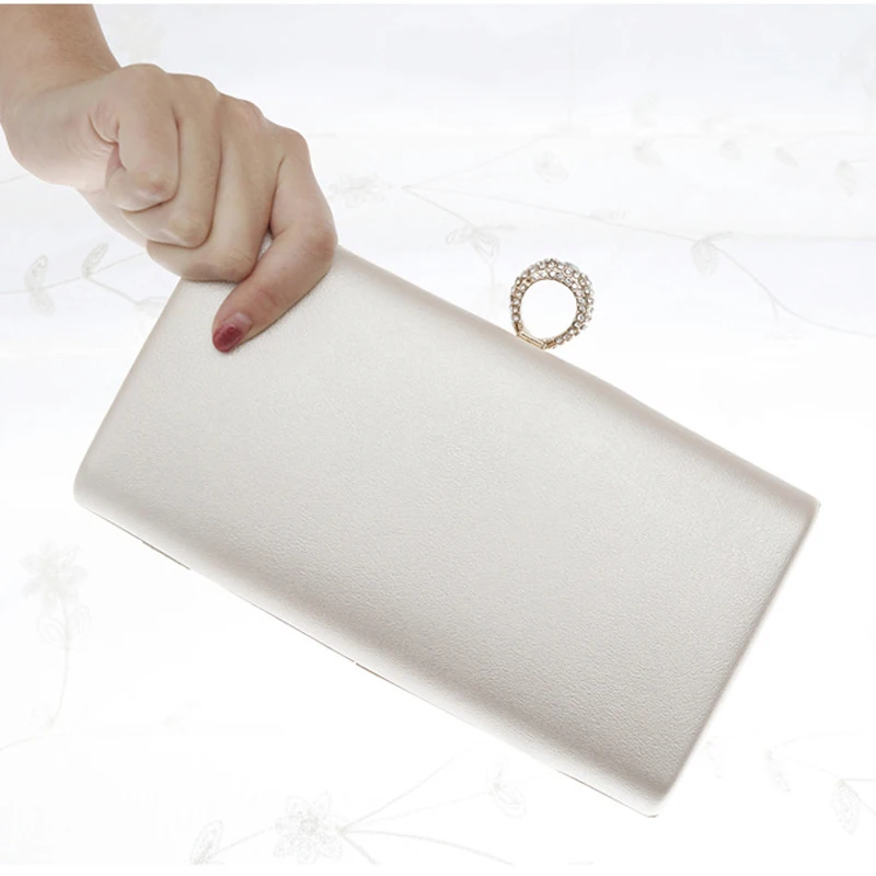 Женская вечерняя сумочка с кольцом на палец атласная белая сумочка-мессенджер