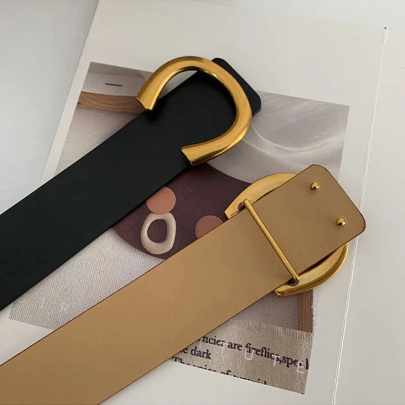 

Женское платье из искусственной кожи с широким ремнем и металлической пряжкой