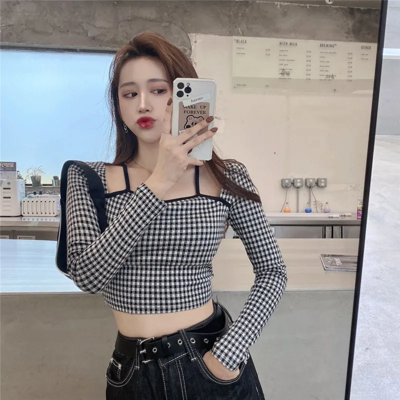 Женская футболка без бретелек с вырезами Корейская модель на осень облегающий