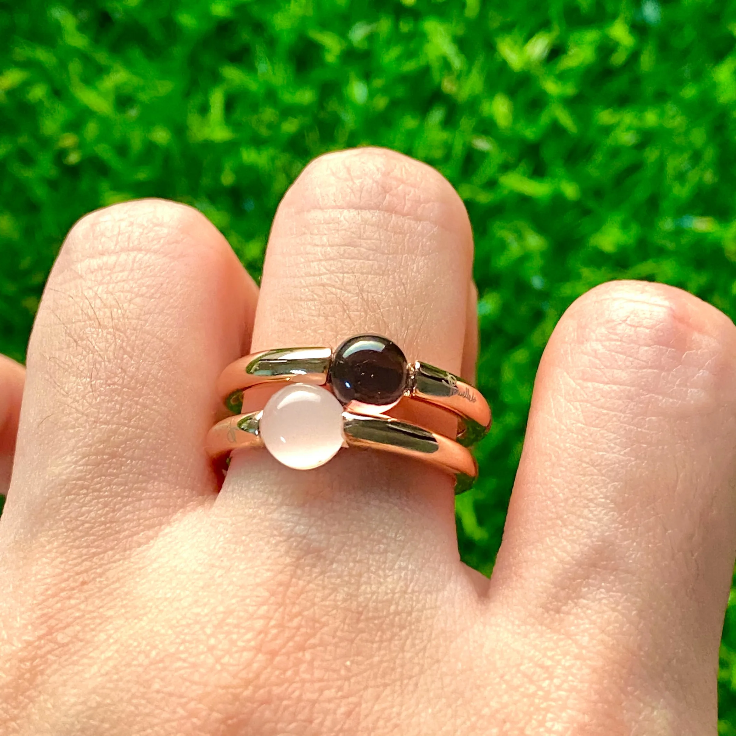 И простое кольцо с покрытием из розового золота круглым кристаллом гранатом и