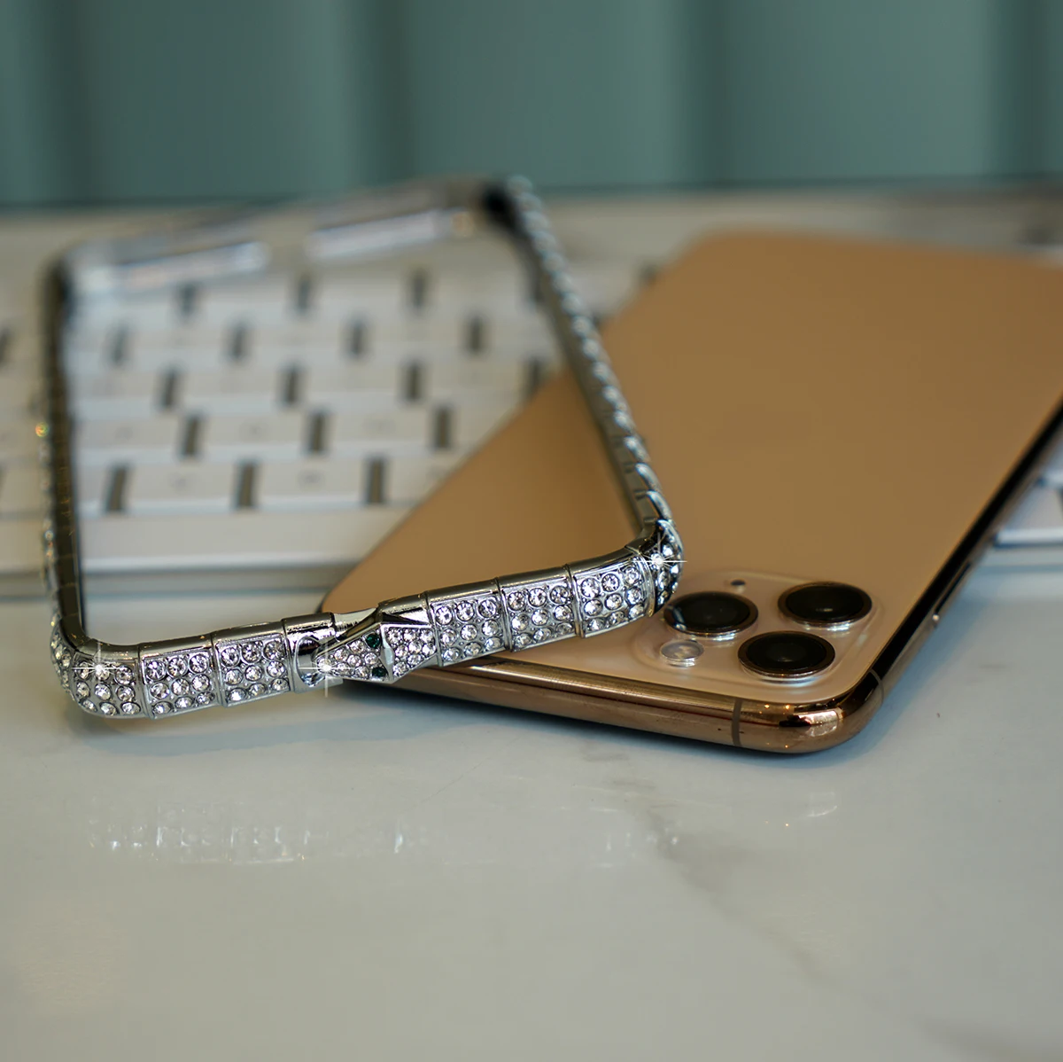 

Exclusive Product Suitable For IPhone12 Pro XR XS Max 7P Snake Head Buckle Diamond Protection Frame+Flash Film/Back Film Design