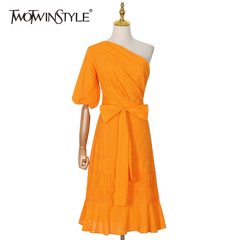 Женское асимметричное платье TWOTWINSTYLE летнее на одно плечо с пышными рукавами