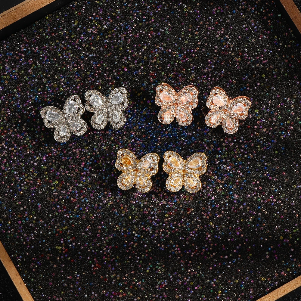 Серьги гвоздики серебряного цвета с блестящим кристаллом бабочкой сверкающий