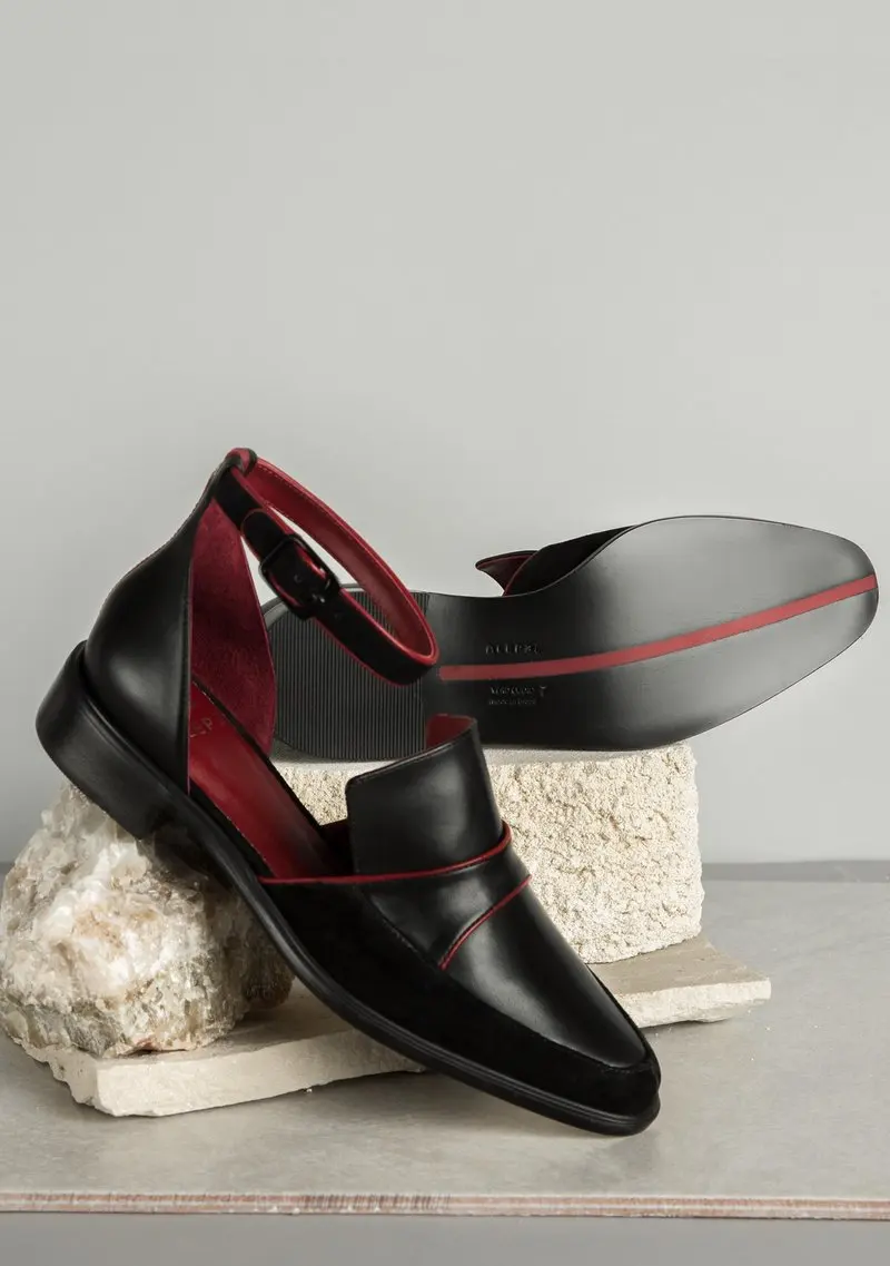 

Spring and summer new product in 2019 low heel square heel large size 40-43 hollow sandals female sandals