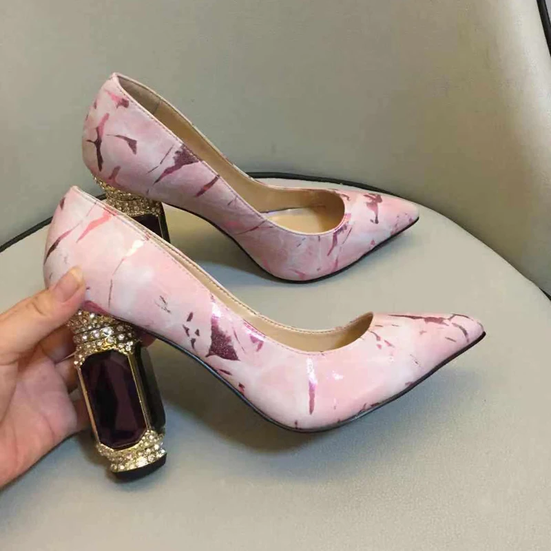 pink Knsvvli/туфли на высоком каблуке с кристаллами; женские вечерние модельные туфли с острым носком на каблуке с драгоценными камнями; женские туфли-лодочки; Цвет черный, розовый, белый; zapatos mujer - Цвет: pink