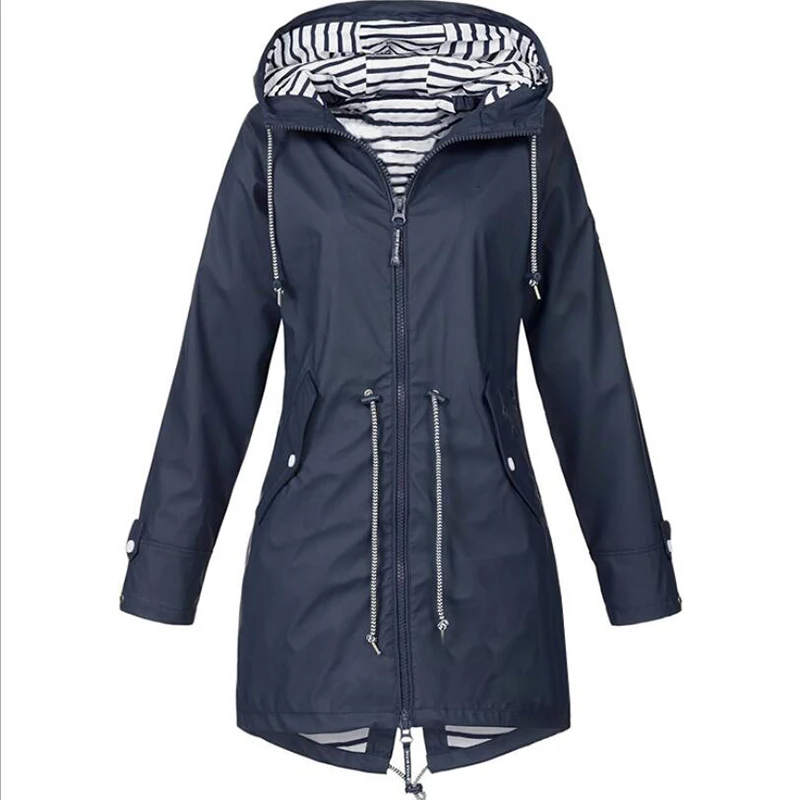 Женская непродуваемая куртка с капюшоном однотонная для активного отдыха и