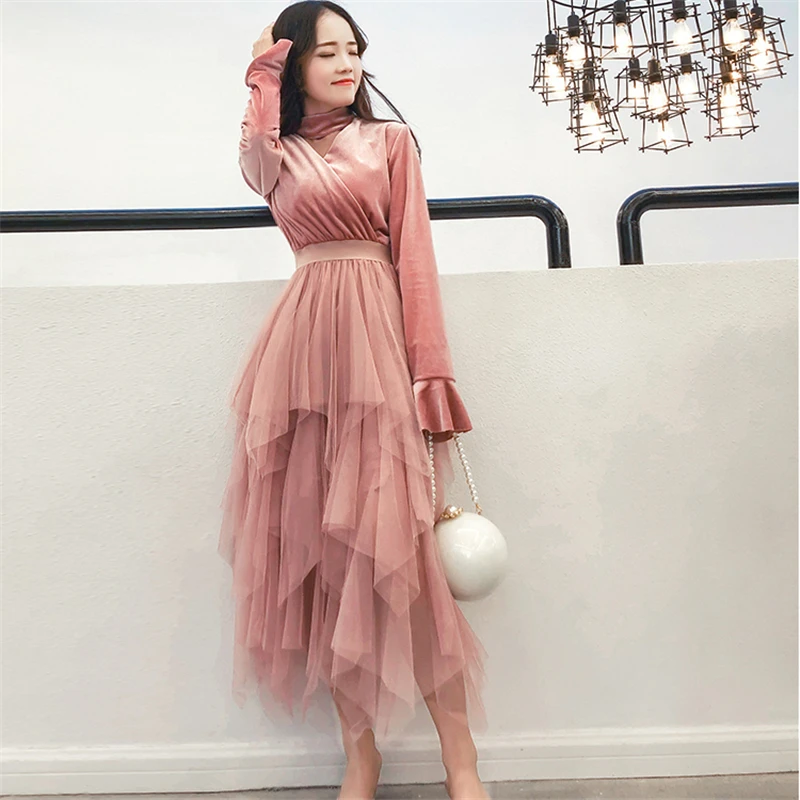 Зимнее женское однотонное платье трапециевидной формы до середины икры с v