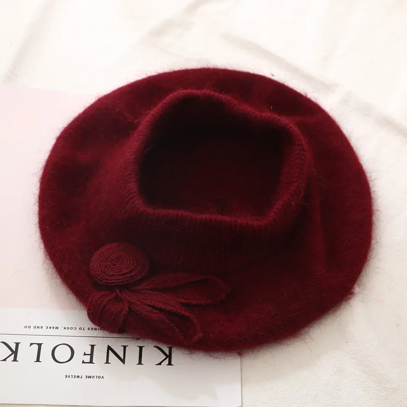 Осенне зимние женские шапки береты из кроличьего меха украшенные цветами модные