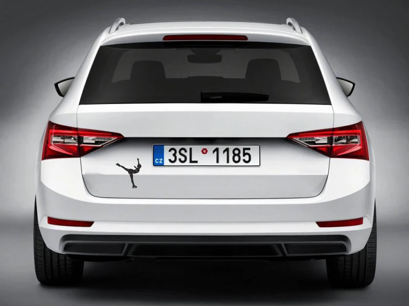 Красивая женщина с открытыми руками для фигурного катания автомобильные