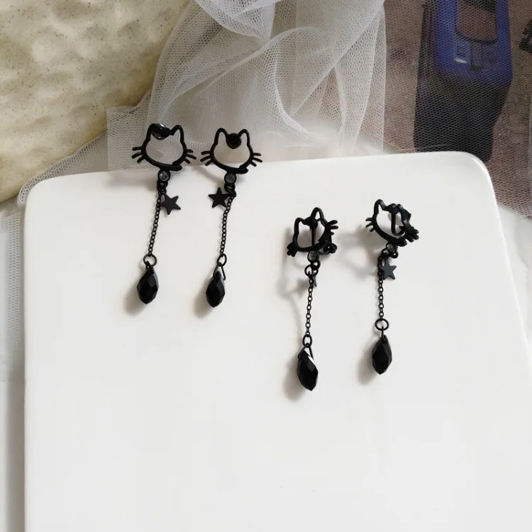 Креативная уличная съемка красивая черная кошачья голова без ушей пирсинг ушные