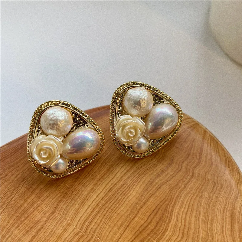 

Fashion sense of new metal material geometry earrings temperament of restoring ancient ways design pearl exaggerated stud earrin