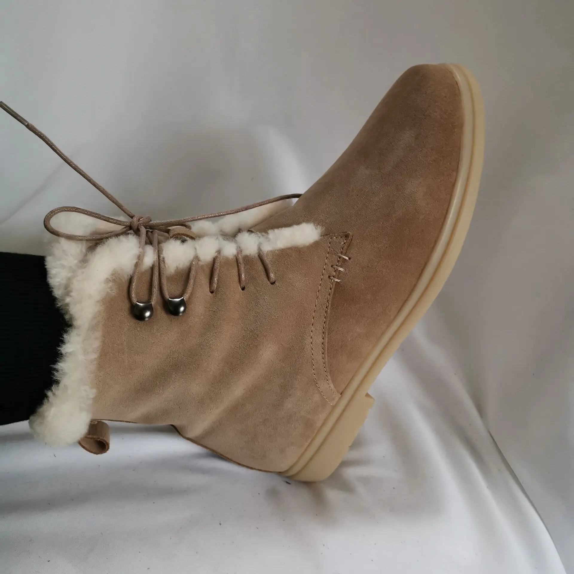 Женские зимние ботинки с высоким берцем шерстяные телесного и черного цвета со