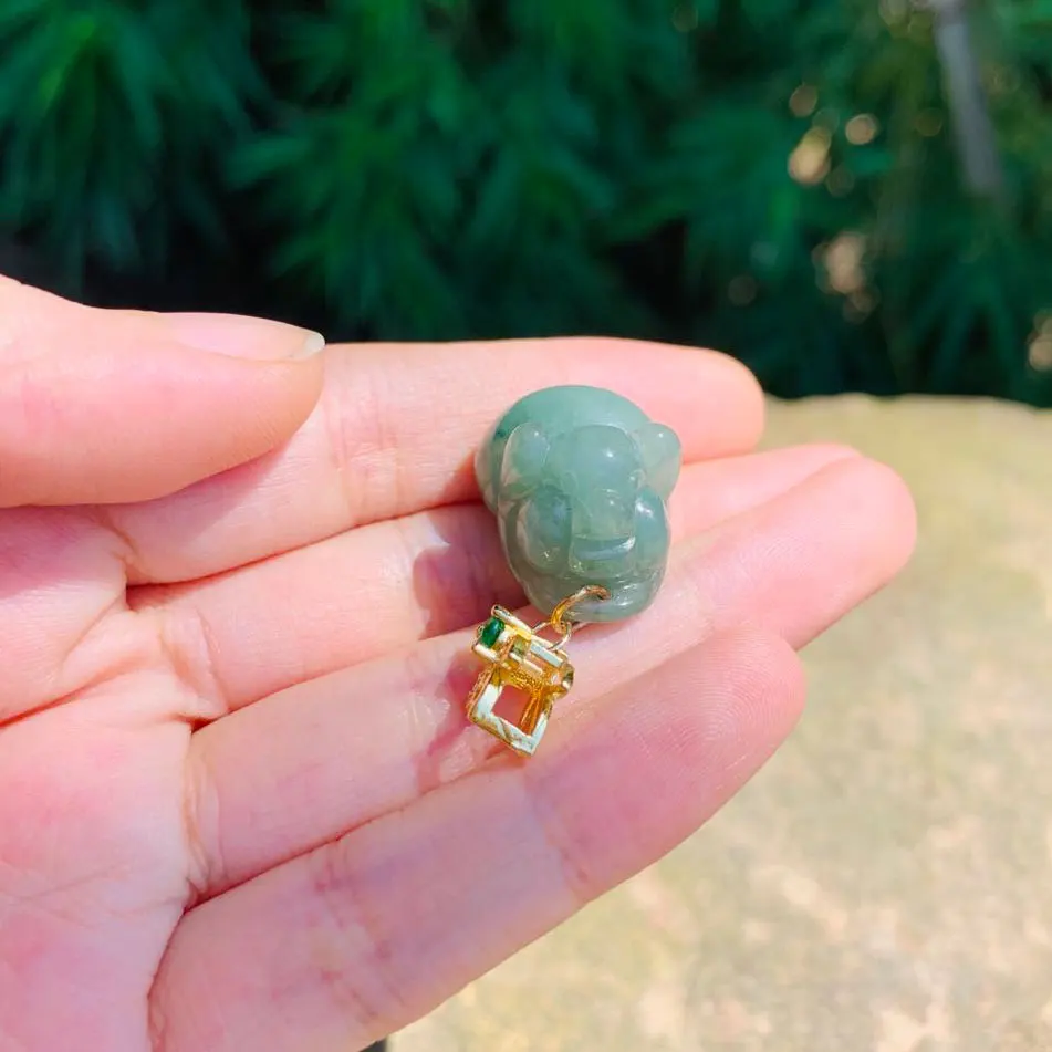 Ожерелье с подвеской из натурального изумруда и нефрита со знаками Зодиака