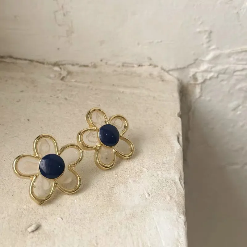 Минималистичные темпераментные прозрачные серьги в форме цветка с глазурью