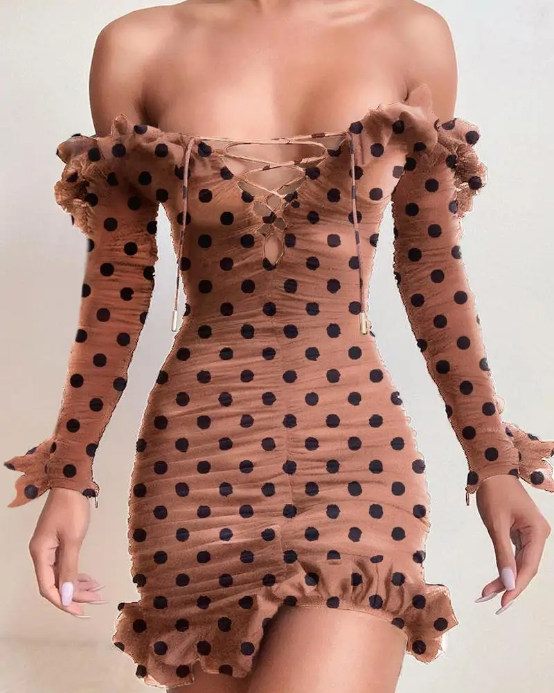 Облегающее платье в горошек с открытыми плечами и оборками на шнуровке