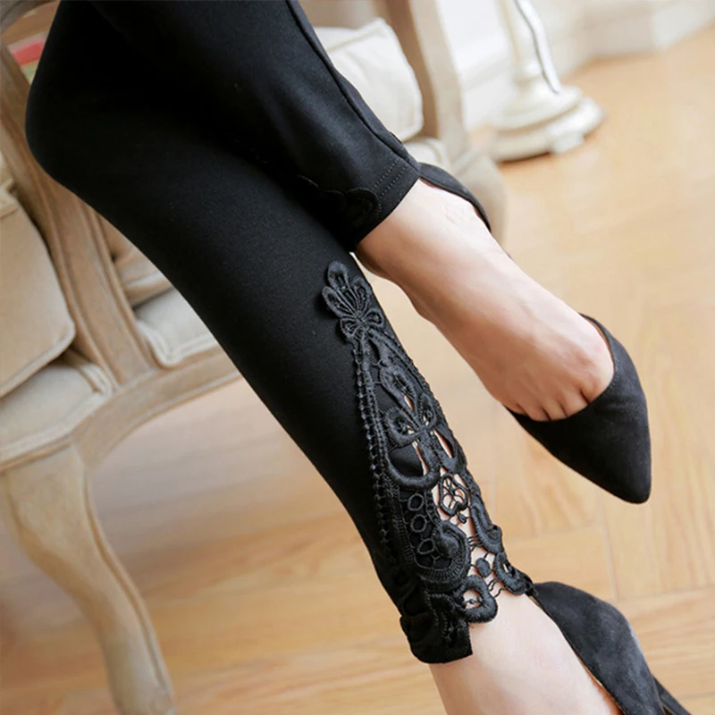 Женские кружевные леггинсы MIOFAR синие черные серые с цветочным кружевом и лямкой