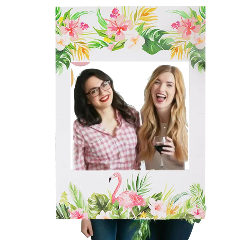 Набор одноразовой посуды с зелеными тропическими пальмами и