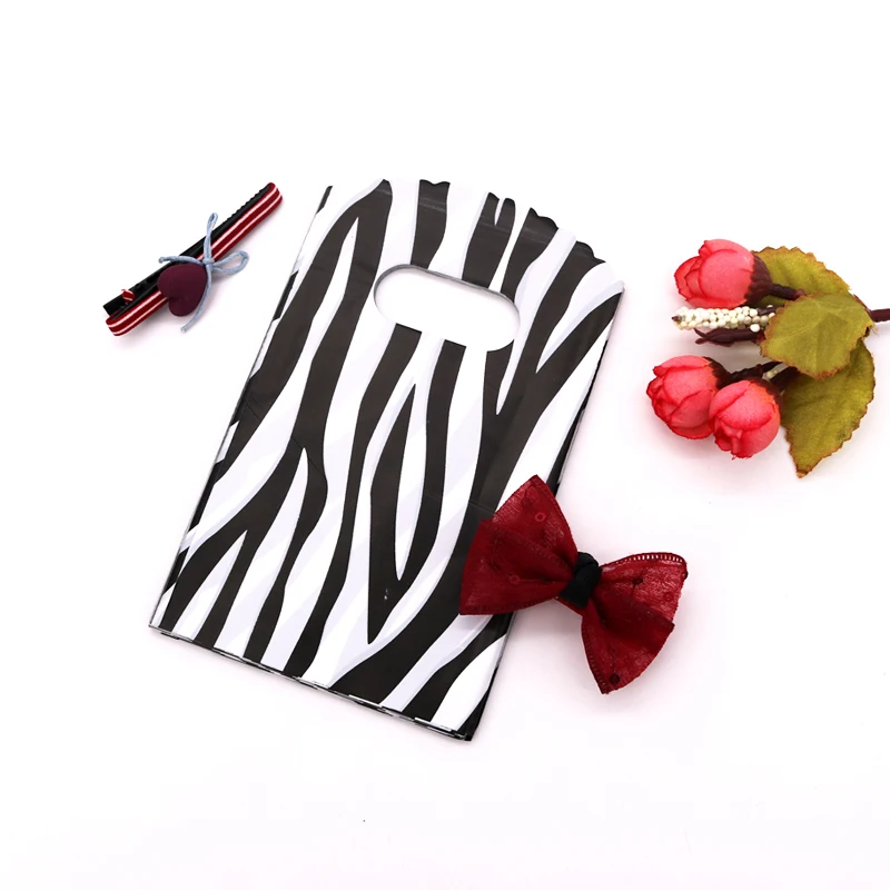 

50 шт./лот, небольшой пластиковый пакет с несколькими дизайнами, 9x15 см, бутик, подарочный пакет с ручками, красивые подвески, серьги, упаковочные пакеты для ювелирных изделий