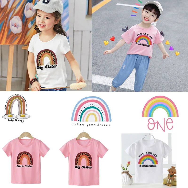 

Детская футболка с надписью, для маленьких мальчиков и девочек, летняя одежда, радужные Топы с коротким рукавом, модные футболки белого и розового цветов