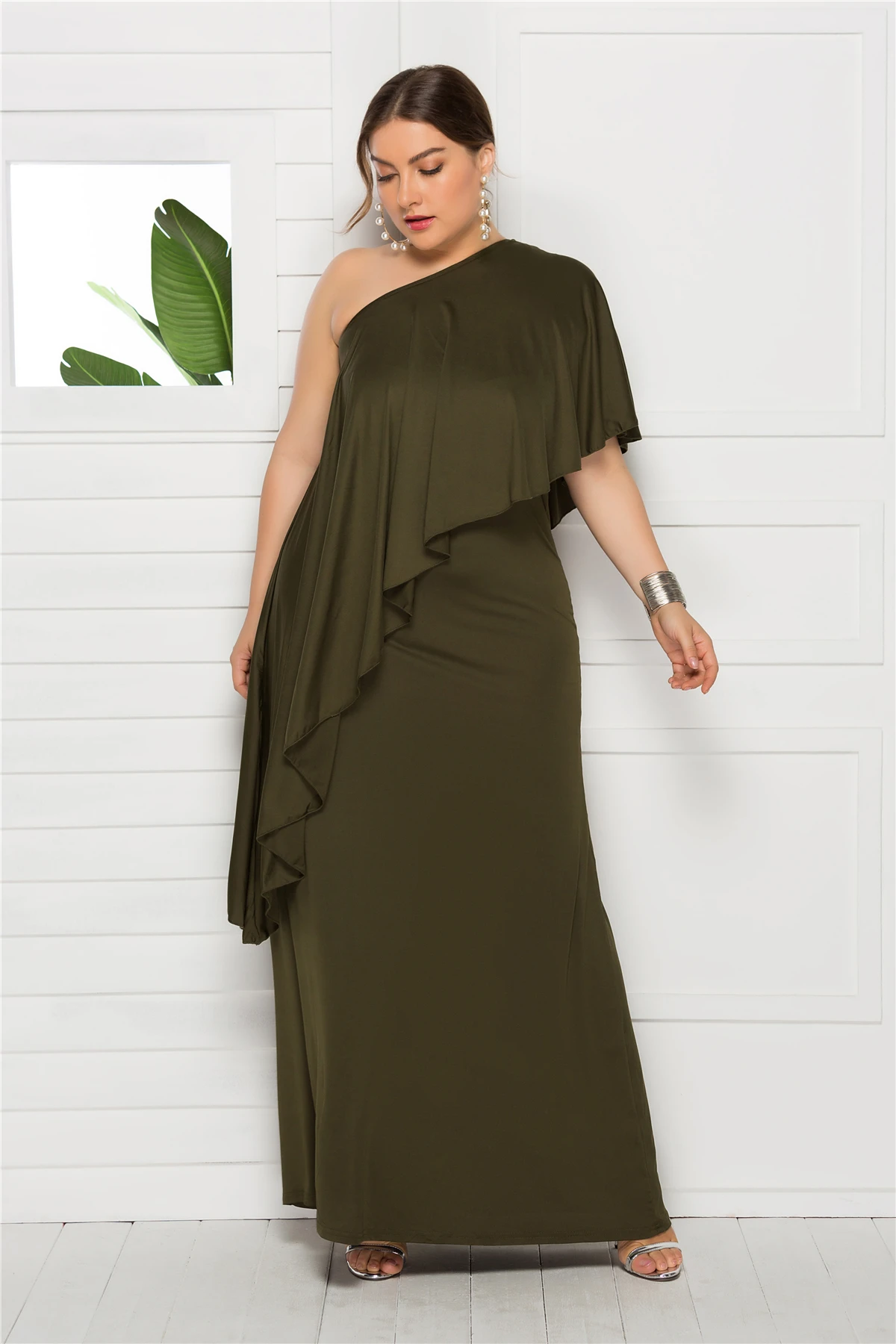 Женское длинное платье на одно плечо однотонное Плиссированное свободное с