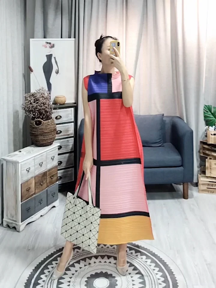 

Nice Summer women Miyake pleated dress plaid color matching dress large size sleeveless High Fashion long beach dress