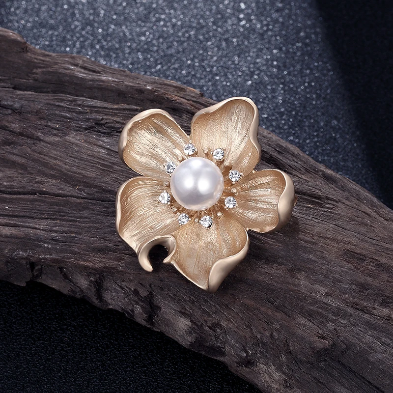 

Hot fashion vintage flowers pearl brooch crystal Boutonniere for Women Wedding Flower Pin Coat Accessories Christmas lover Gift