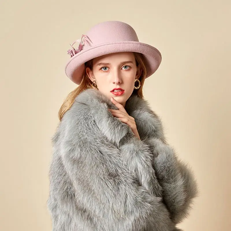 

Womens Winter Vintage Faux Felt Trimmed Bucket Cap Flower Feather Imitation Pearl Bowknot Elegant Wedding Church Trend Top Hat