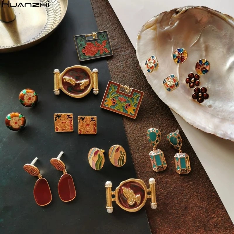 

HUANZHI 2020 Vintage Geometric Lock Goldfish Carved Praying Hands Enamel Metal Brooch Coat Accessories for Women Men