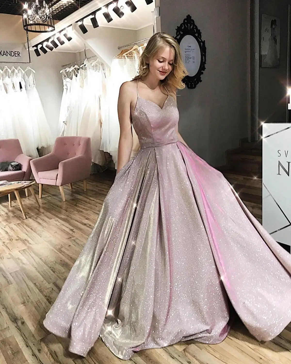 Вечернее платье с блестками и карманами бальное на бретелях-спагетти открытой