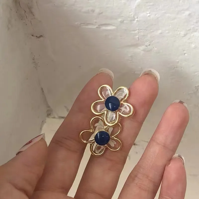 Минималистичные темпераментные прозрачные серьги в форме цветка с глазурью