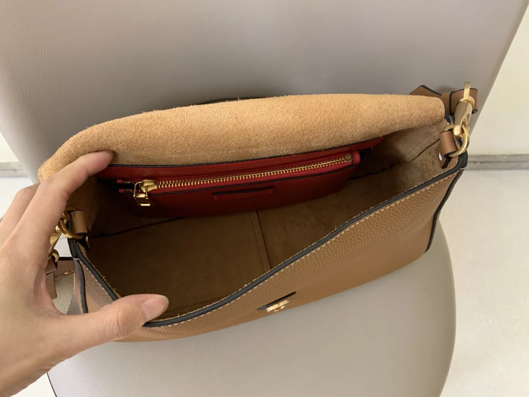 

2021 Brown Leather Women's Hand-Held Single Shoulder Bag With Frosted Flap Design And Unique European American Style