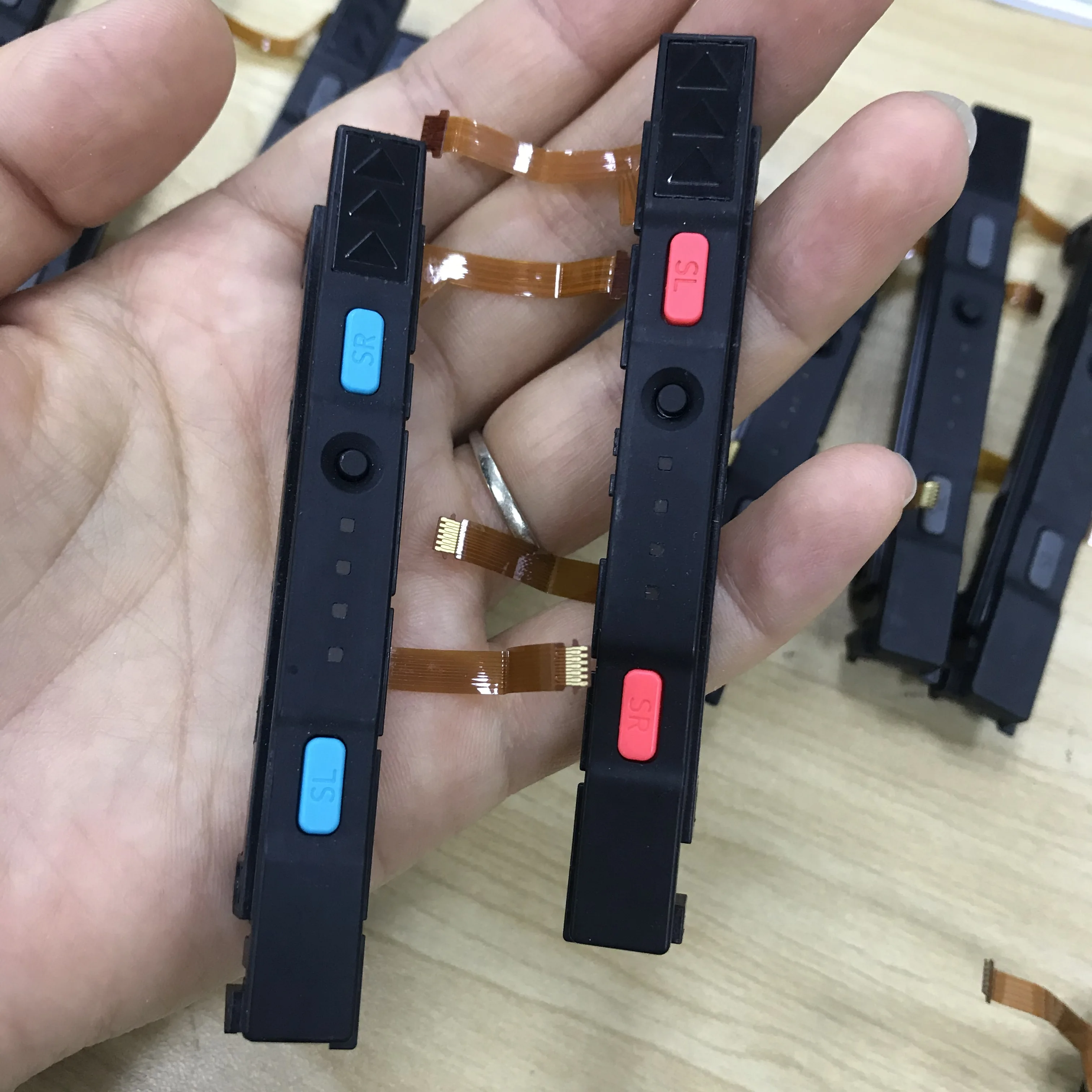 Набор оригинальных ползунок из пластика с правой и левой стороны для